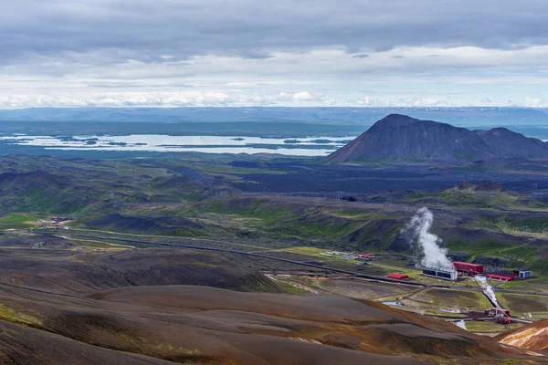 Sağ da Kroflustod jeotermal enerji santrali ile kuzey İzlanda Krafla alan Peyzaj ve arka planda Myvarn gölü, Nordurland eystra bölgesi.