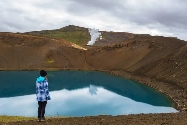 Adolescente Está Hospedada Fronteira Cratera Vulcânica Krafla Lago Viti Vapor — Fotografia de Stock