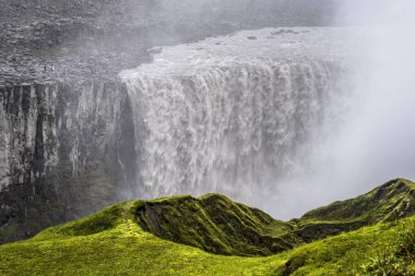 Üst Dettifoss şelale Kuzey İzlanda ' Batı Şeria izlendi. Yeşil arazi parçasıdır ön plan 