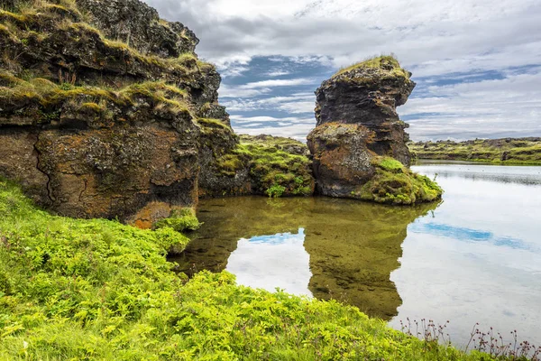 在冰岛北部 Mytavn 湖地区的 Hofdi 海角熔岩柱上欣赏风景 — 图库照片