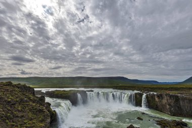 Godafoss şelale peyzaj güneş ışığı tarafından geçti bulutlar kaplı. Bardaldalur bölgesinin kuzeydoğu İzlanda '.    