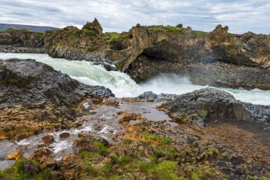 Kuzeydoğu İzlanda Godafoss şelale nin aşağı sında Skjalfandafljot nehri sevinçsu akışı. Formlar ve renkler kayalık nehir bankaları su akışı dikkate değer dekorasyon yapmak.    