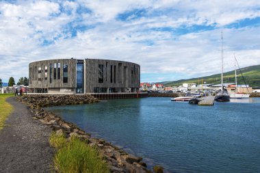 Akureyri, İzlanda 17 Temmuz 2018 Harborside Akureyri şehir, Kuzey İzlanda başkenti görüntüleyin. Kültür Merkezi buinting sol ve turistik ve özel tekne iskelesi sağda.