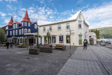 Akureyri, İzlanda 17 Temmuz 2018 Harborside Akureyri şehir, Kuzey İzlanda başkenti görüntüleyin. Kültür Merkezi buinting sol ve turistik ve özel tekne iskelesi sağda.