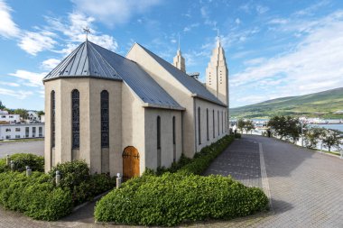 Akureyri şehirdeki Akureyrarkirkja Kilisesi, Kuzey İzlanda Nordurland sermaye eystra bölgede arka görünüm. 