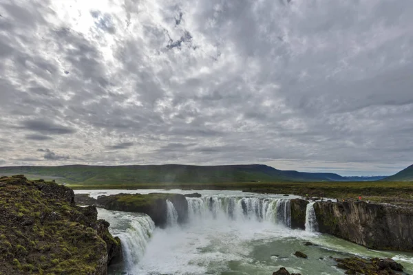 Godafoss 滝風景は日光によって交差する雲で覆われています 北東アイスランドの Bardaldalur — ストック写真