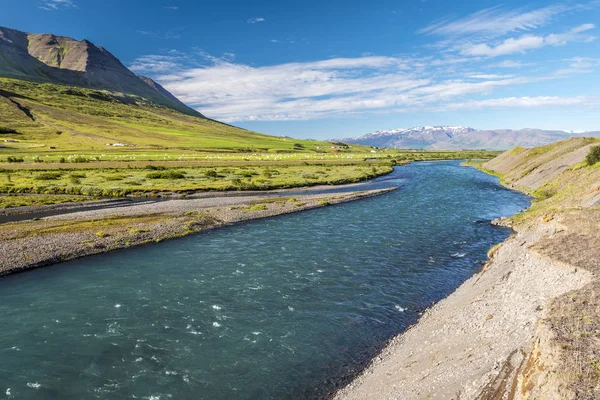 从东部方向看 冰岛中北部霍加斯韦特市霍加河的水流 — 图库照片