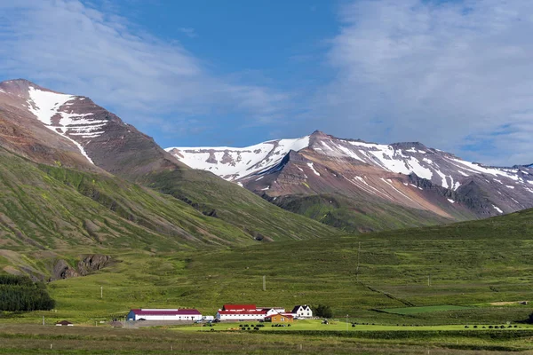 Typické Islandské Farmě Zeleném Údolí Pod Zasněžené Hory Severu Islandu — Stock fotografie