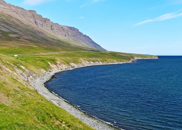 从斯卡吉半岛北部的绍达克洛库地区可以看到冰岛北部的斯卡加菲约杜尔西部海岸线 — 图库照片