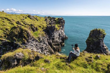 Kız genç Snaefellsnes penins manzara kayıt