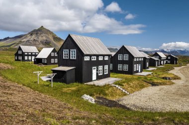 İzlanda Hellnar köyde ahşap evler. 