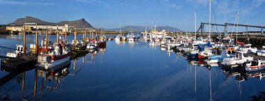 Panoramik manzaraya balıkçı tekneleri ve özel yach için deniz bağlantı noktası