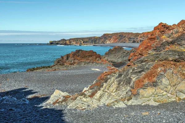 Volcanic lava formations in the border Djupalonssandur Bay, in I — Stock Photo, Image