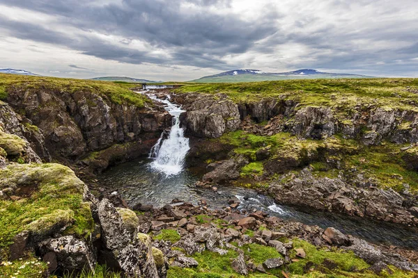 Paisaje salvaje de tierras rocosas y ríos en la región de Vesturland de —  Fotos de Stock