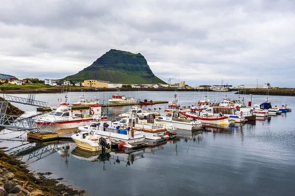 Rundarfjordur cidade como visto do porto. Jetty e barcos estão em — Fotografia de Stock
