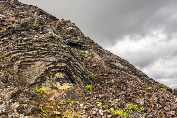 Formações rochosas de lava na encosta da cratera do vulcão Eldborg em — Fotografia de Stock