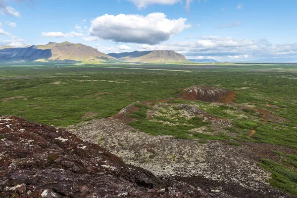 Vue sur les petits cratères depuis le sommet du cratère volcanique d'Eldborg à Ves — Photo