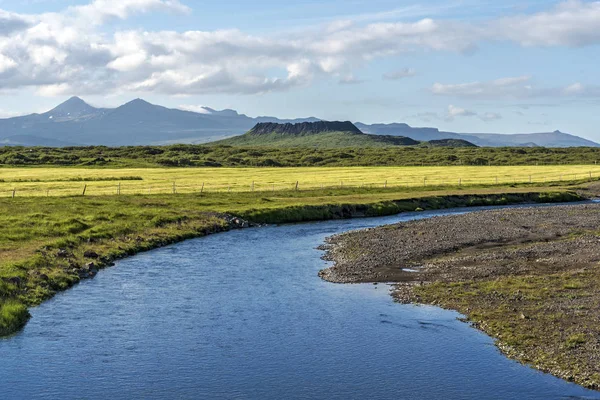 Il flusso del fiume Kalda nell'Islanda occidentale e il cratere vulcanico di Eldborg i — Foto Stock