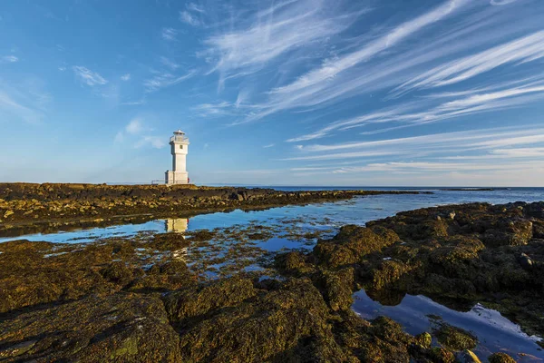 Sudurflos resifleri ve ben Batı sahil şeridi üzerinde Akranes deniz feneri
