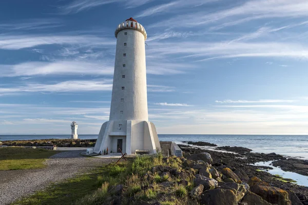 Antiguo faro de la ciudad de Akranes, arrecifes de Sudurflos y otra luz — Foto de Stock