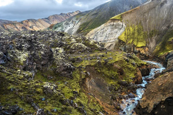 Paisaje en Landmannalaugar a lo largo del río Brennisteinsoldukvisl — Foto de Stock