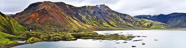 Vista panorámica de la zona de lava Namshraun y el lago Frostastadavatn a — Foto de Stock