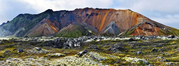 Campo de lava y paisaje de montaña panorama de Landmannalaugar en — Foto de Stock