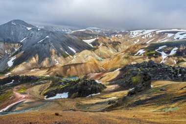 Landmannalaugar dağ manzarası fro görülen gece yarısı ışık