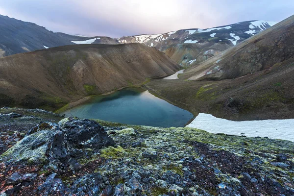 Lago pequeño y paisaje de montaña en la región de Landmannalaugar berw — Foto de Stock