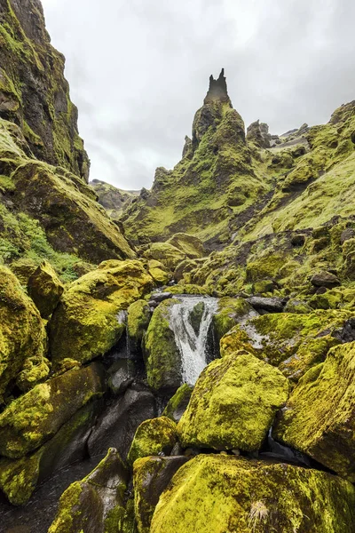 Úžasné skalní útvary na konci Thakgil canyon v Jižní — Stock fotografie