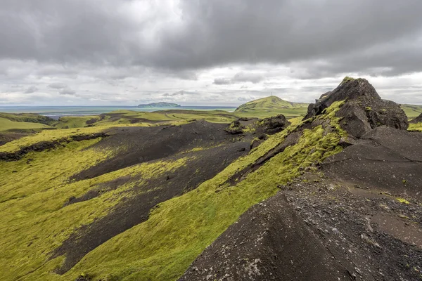 Paisaje con formaciones de arenisca cubiertas de musgo verde, alo —  Fotos de Stock