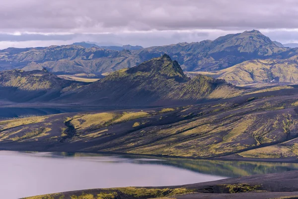 Paisagem de Lakagigar área de fissura vulcânica no lago Lambavatn — Fotografia de Stock