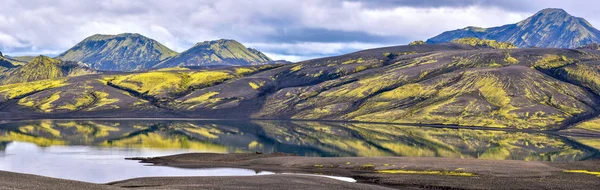 Panorama del lago Lambavatn en la zona de fisuras volcánicas de Lakagigar, S — Foto de Stock
