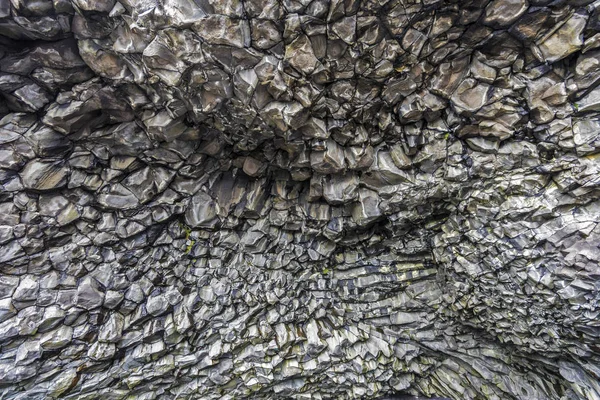 Patrón de acantilados de basalto dentro de la gruta en el fondo de Reynisf — Foto de Stock