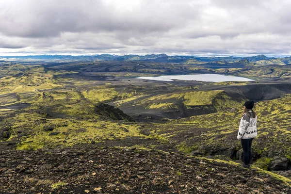 Niña adolescente que permanece en la ladera del volcán frente a Southwes —  Fotos de Stock