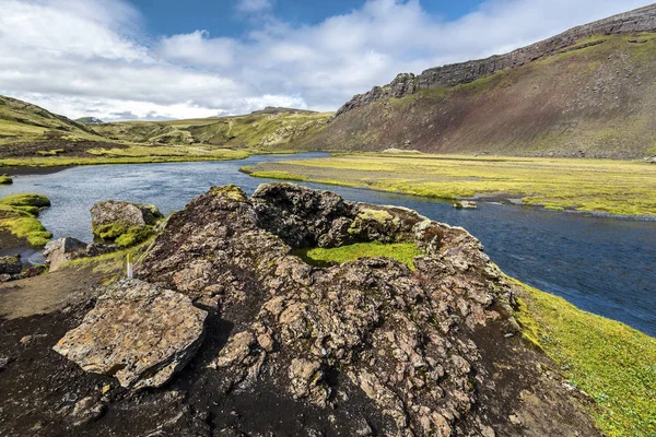 バージニアの西の Eldgja の峡谷の床の小さな火山火口 — ストック写真