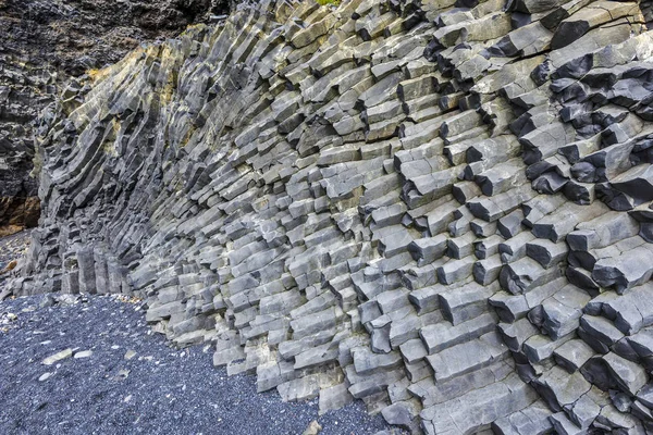 Acantilados hexagonales de basalto del fondo de la montaña Reynisfjall en — Foto de Stock