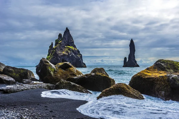 Reynisdrangar bazalt deniz yığınları Reynisfjara plaj görüntülendi 
