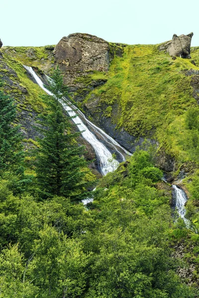 Kirkjubaejarklaustur vi에서 Systrafoss 폭포의 보기 닫기 — 스톡 사진