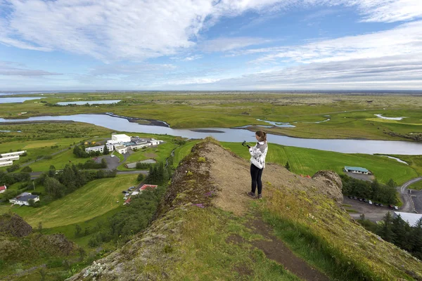 Menina adolescente gravando a paisagem de Kirkjubaejarklaustur vi — Fotografia de Stock