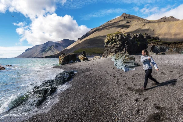 Chica adolescente está en la playa de Fauskasandur en el este de Islandia —  Fotos de Stock