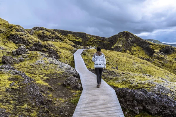 Menina adolescente está seguindo passo pé de madeira para a cratera Tjarna — Fotografia de Stock