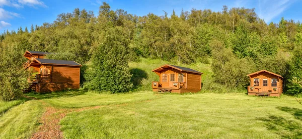 Cabañas en madera en Hallormsstadaskogur Bosque nacional en Semana Santa — Foto de Stock