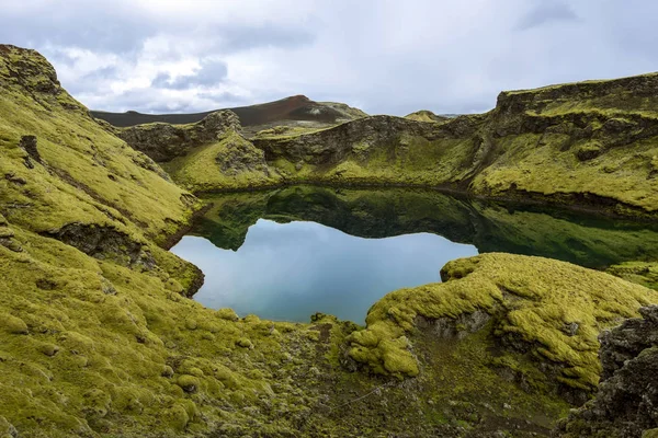 Cráter Tjarnargigur lleno de agua es uno de los más impresionantes —  Fotos de Stock