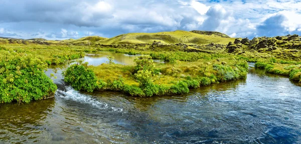 Vista panorámica del flujo de agua al cruzar el vado siguiente — Foto de Stock