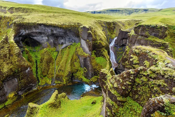 Utsikt över Fjadrargljufur Canyon mot vattenfall och upstrea — Stockfoto