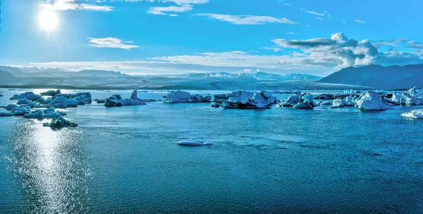 Panoramiczny widok na jezioro polodowcowe Jokulsarlon i Breidamerkurjokul — Zdjęcie stockowe