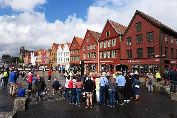 Treet beskådar av Hanseatic byggnader av Bryggen. Massor av turister — Stockfoto