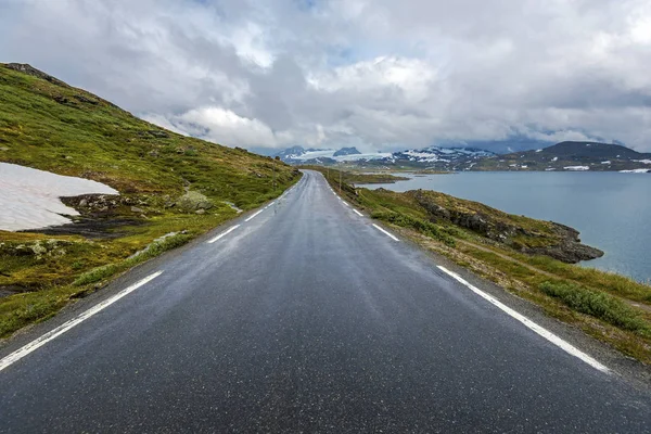 Touristische weg 55 gezien in de richting van Oppland, Plesteinvatnet Lake — Stockfoto