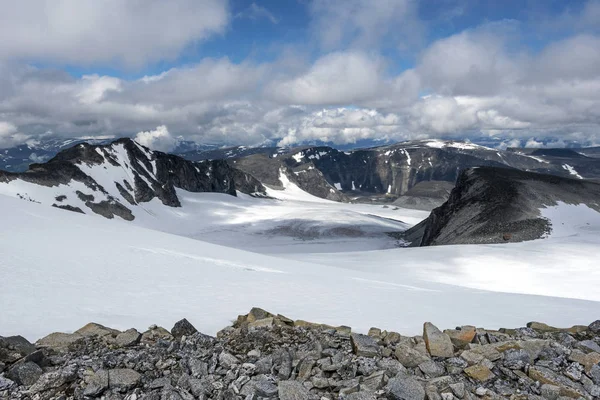 Paisagem montanhosa como visto da encosta da montanha Glittertind em Não — Fotografia de Stock